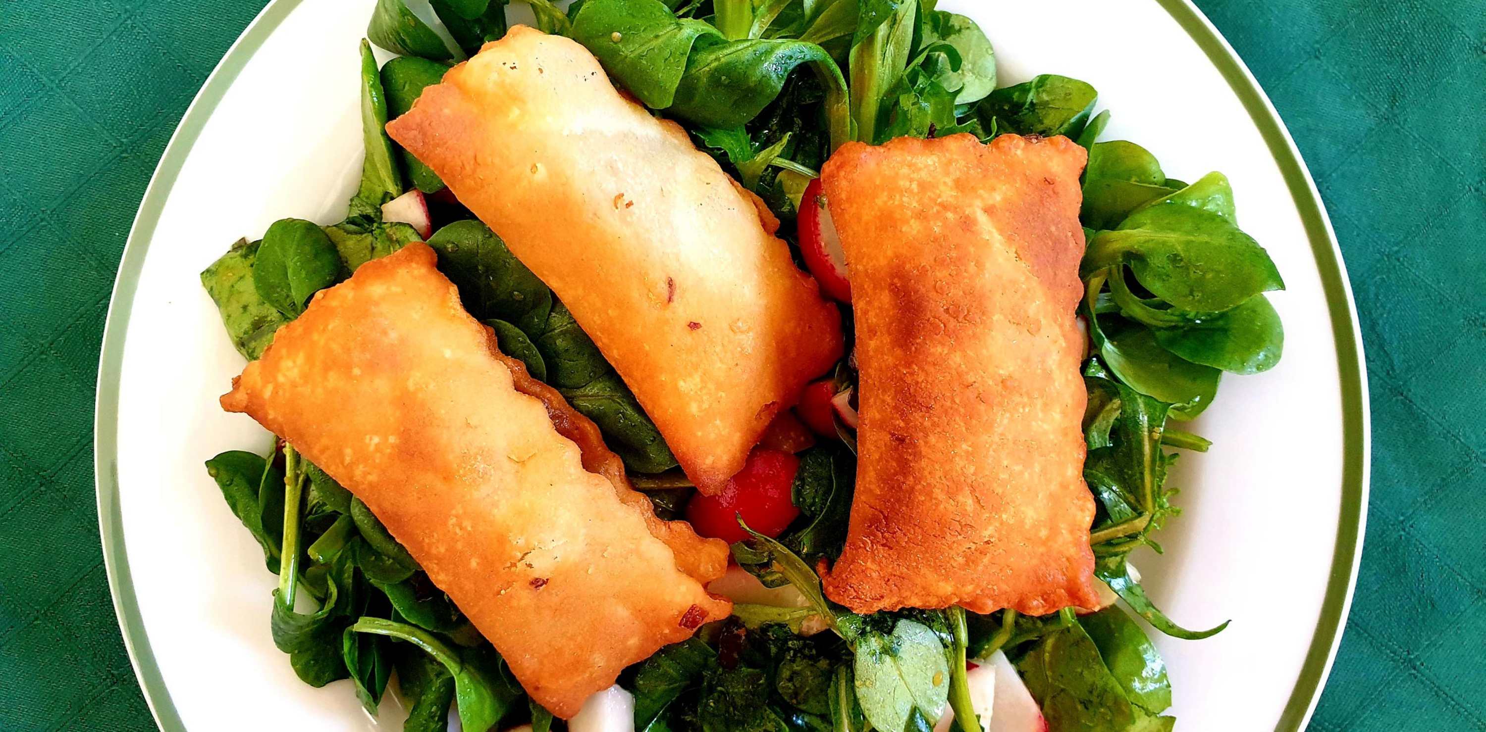 Frischer Salat mit Topping.