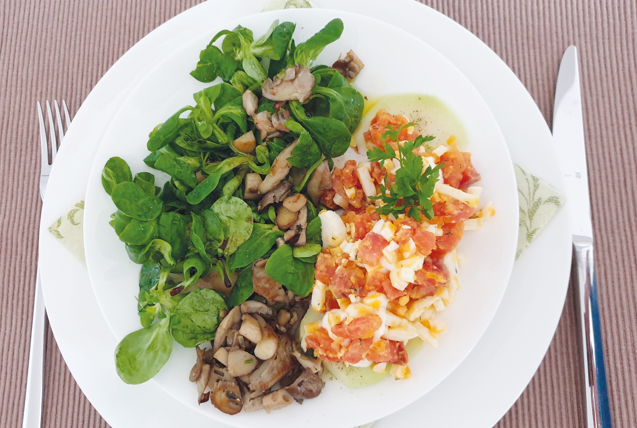 Vogerlsalat mit Kohlrabi und gebratenen Pilzen sowie Ei und gebeiztem Fisch.